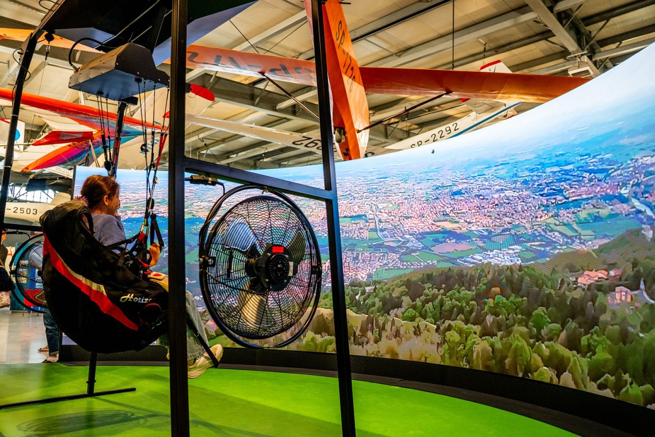 Chcesz poczuć się jak pilot? W Krakowie uruchomiono symulator lotu paralotnią