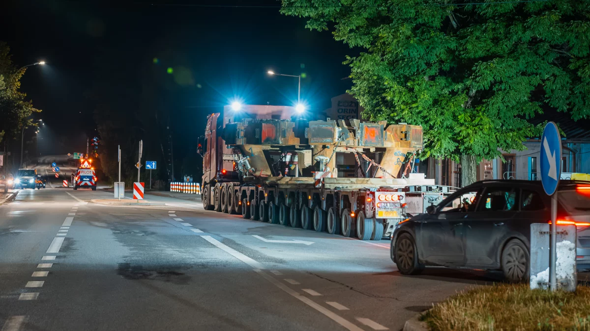 Chiński kolos w podróży przez miasto (ZDJĘCIA)