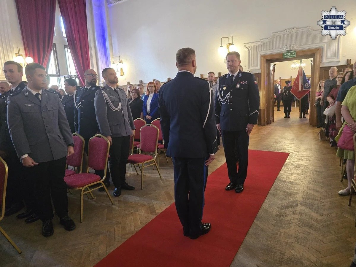 Chorzów: Święto Policji w Starochorzowskim Domu Kultury. Awanse i odznaczenia