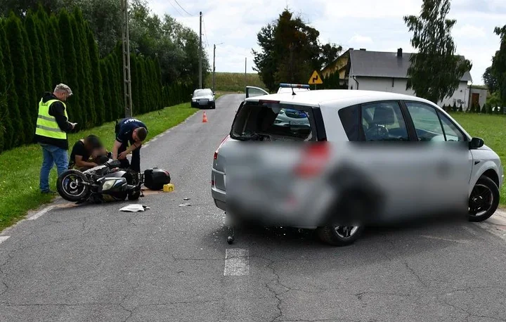 Chwila nieuwagi w Polskim Gronowie. 58-letni motorowerzysta trafił do szpitala