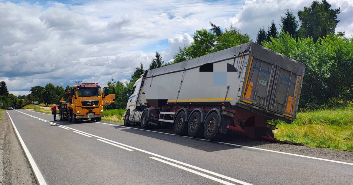 Ciężarówka w rowie na DK25. Drogę całkowicie zablokują