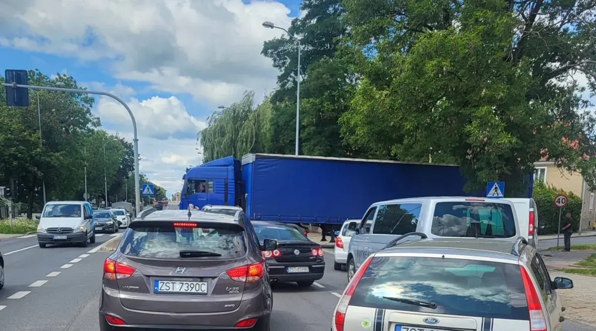 Ciężarówka zablokowała główną drogę wyjazdową ze Stargardu