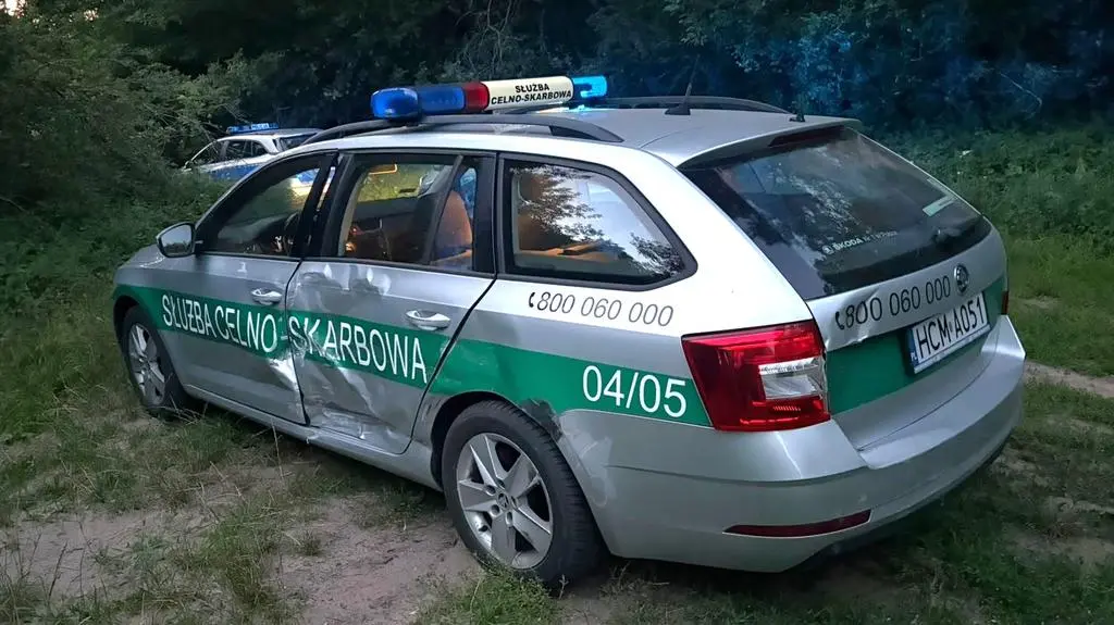 Po pościgu służby zatrzymały ciężarówkę pełną zbiorników z niebezpieczną substancją