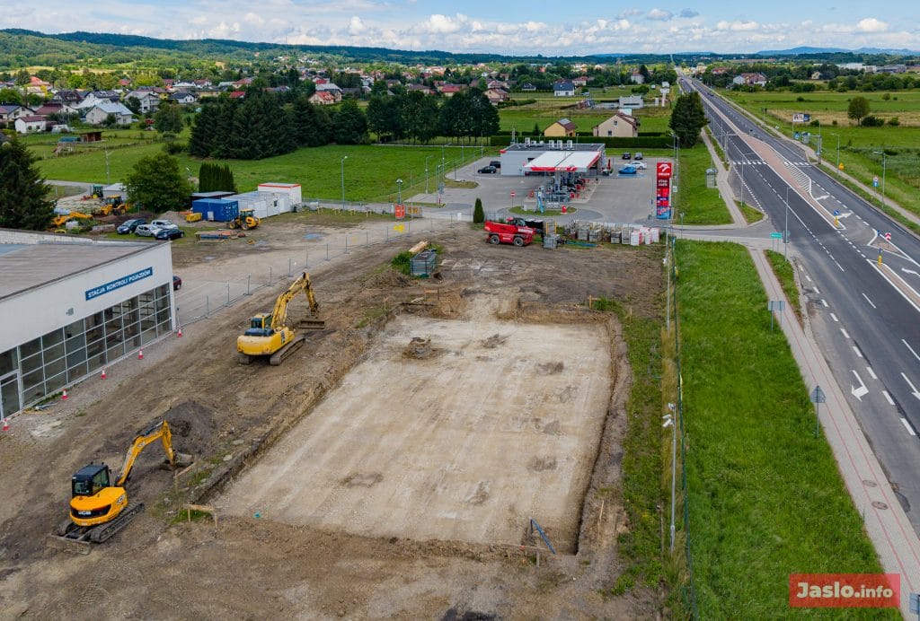 Ciężki sprzęt na Bieszczadzkiej w Jaśle. Ruszyła budowa pierwszej w mieście restauracji McDonald’s
