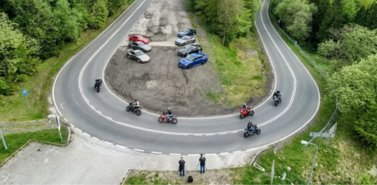 Ciężki wypadek motocyklisty w Szczyrku. 20-latek uderzył w barierę