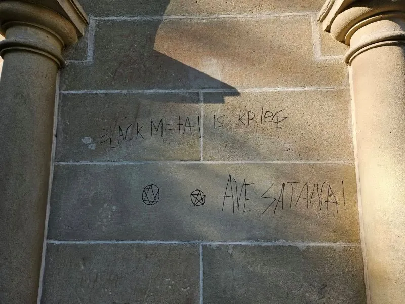 Profanacja na kapliczce