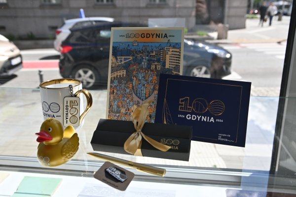 Co nowego Gdyńskie pamiątki na lato. Zabierz ze sobą kawałek miasta Gdy w Miejskiej Informacji Turystycznej pojawiły się gadżety z logo 100-lecia Gdyni od razu znalazły wielu chętnych. Z pewnością... Zobacz więcej