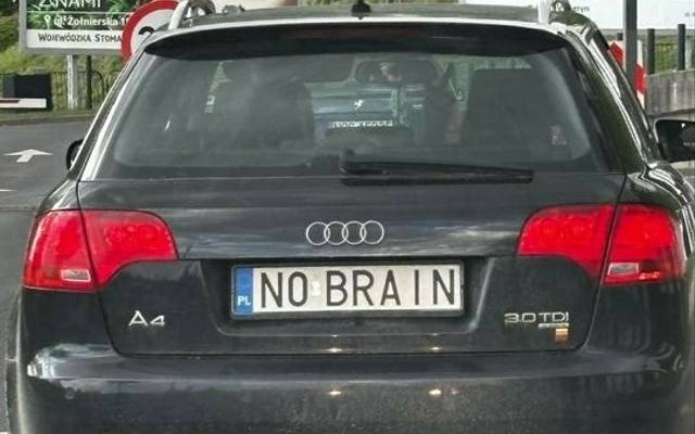 "Co szon", "Ostra", "No brain". Takie napisy widnieją na samochodach polskich kierowców. Zobacz ZDJĘCIA