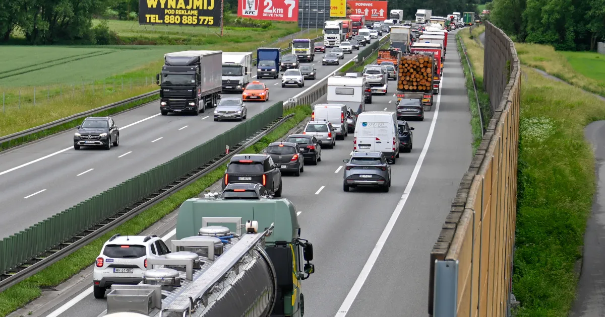 Cysterna przewróciła się na autostradzie