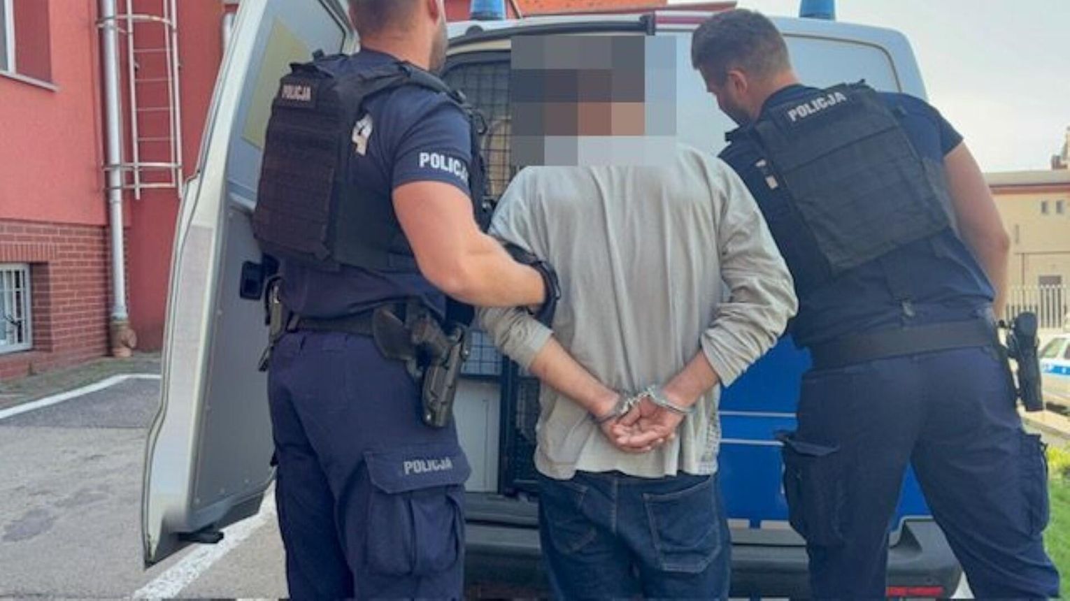 Czekał na pociąg, został napadnięty. Dwóch mężczyzn zatrzymanych po brutalnym pobiciu