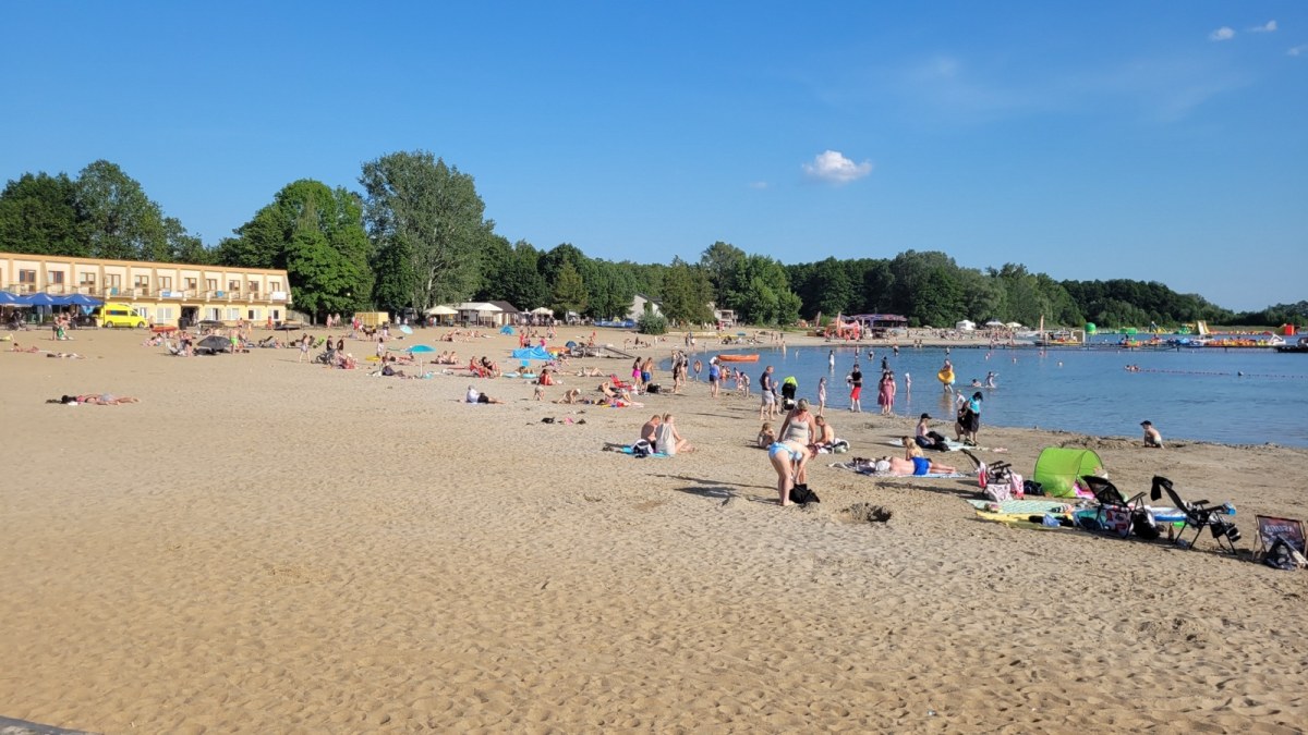 Czerwona flaga w Skorzęcinie. Bakterie w wodzie, plaża zamknięta