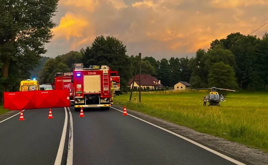 Czerwony parawan na drodze w Ponikwi. Samochód rozbił się o drzewo, śmigłowiec LPR w akcji