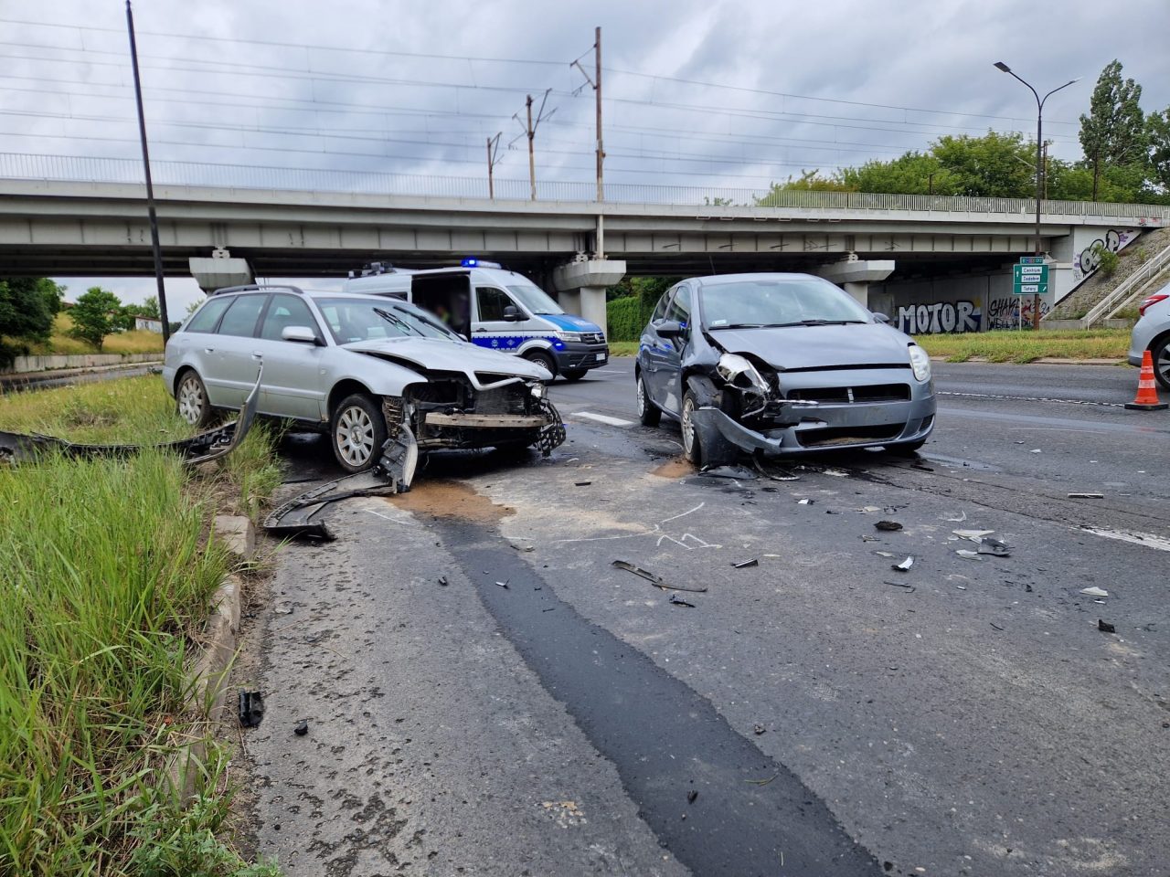 Czołowe zderzenie Audi i Fiata na al. Witosa w Lublinie. Jedna osoba trafiła do szpitala