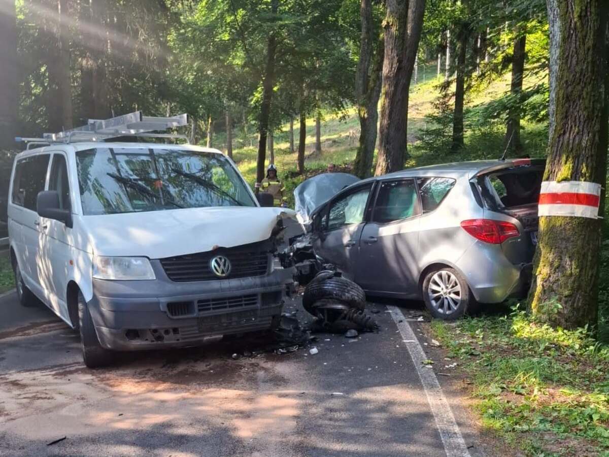 Czołowe zderzenie busa z osobowką na drodze w kierunku Przełęczy Okraj. W pojazdach było siedem osób, w tym dzieci