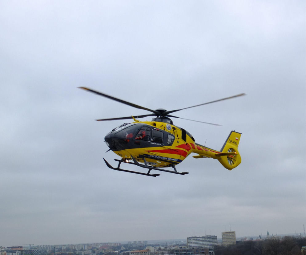 Zółto-czerwony śmigłowiec LPR w locie nad miastem. O wypadku pod Trzebnicą przeczytasz na Eska Wrocław.