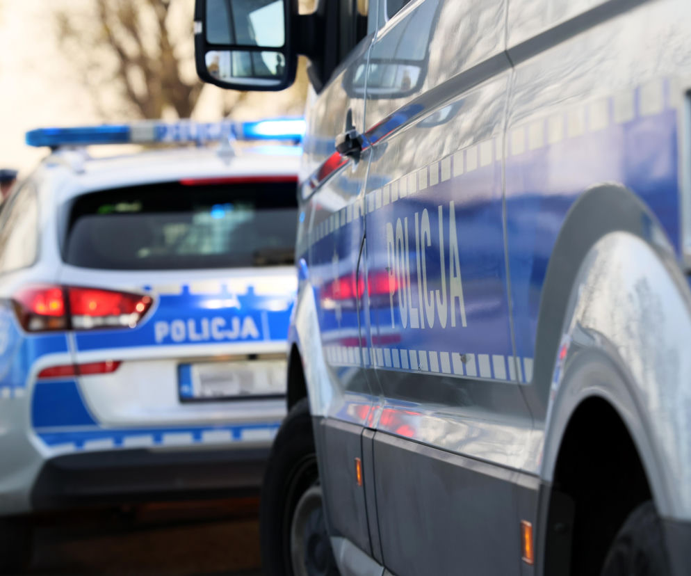 Dwa radiowozy policji z włączonymi sygnałami na miejscu wypadku. O zdarzeniu na DK63 przeczytasz na Eska Białystok.