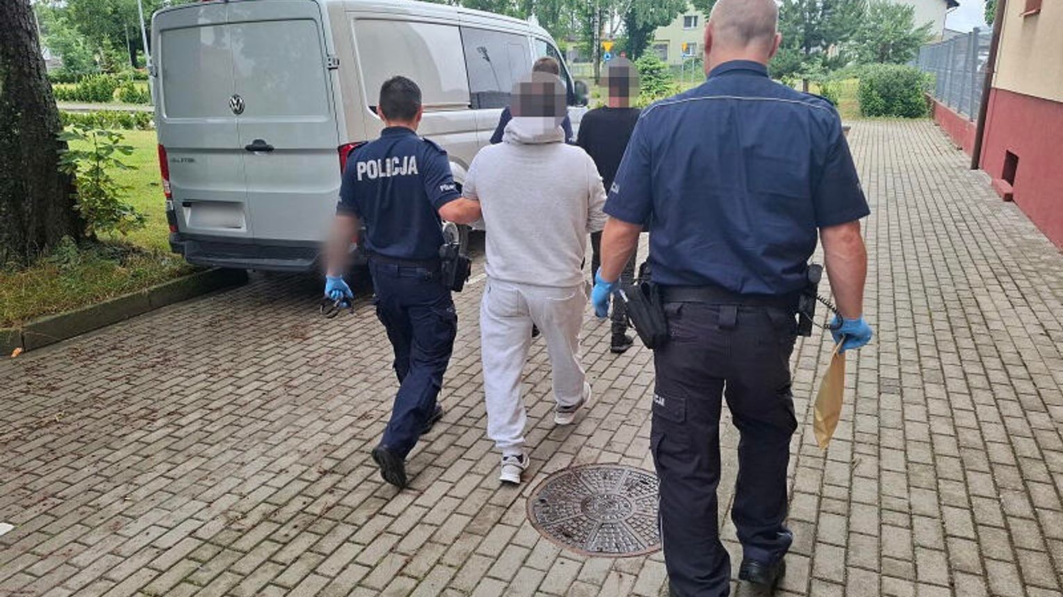 Czterech poszukiwanych zatrzymanych w Łebie i Lęborku. Jeden ukrył się pod stertą ubrań