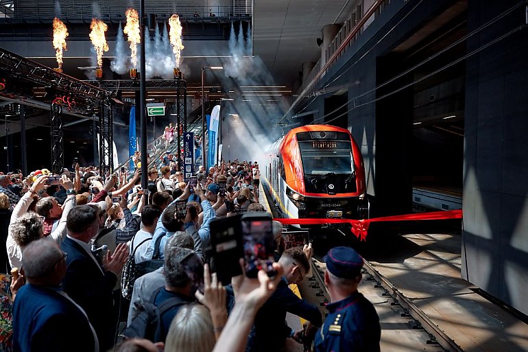 Czternaście nowych pociągów dla Łódzkiej Kolei Aglomeracyjnej. PESA przekazała Elfy 3.0