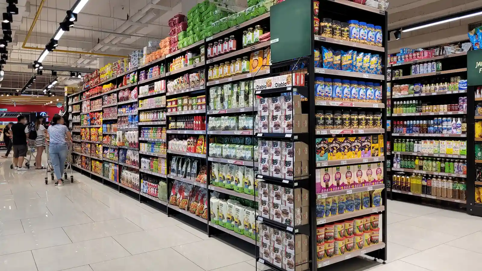 Alejka sklepu z produktami | Fot. Shutterstock / Warszawa w Pigułce
