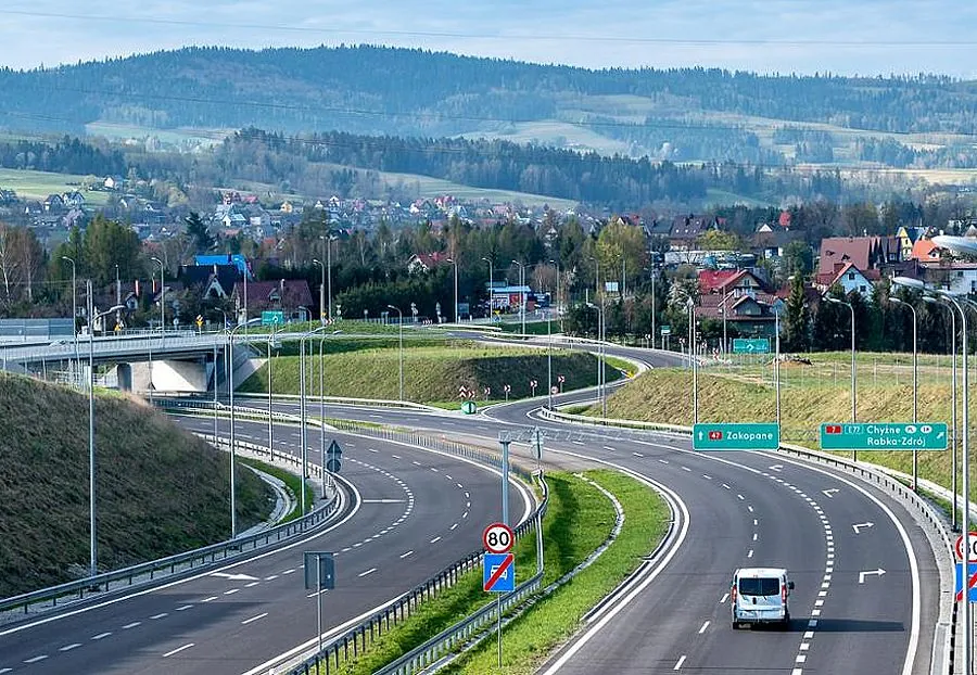 Czy na obwodnicy Krakowa można pruć 200km/h? GDDKiA „wyjaśnia” oburzoną kierującą