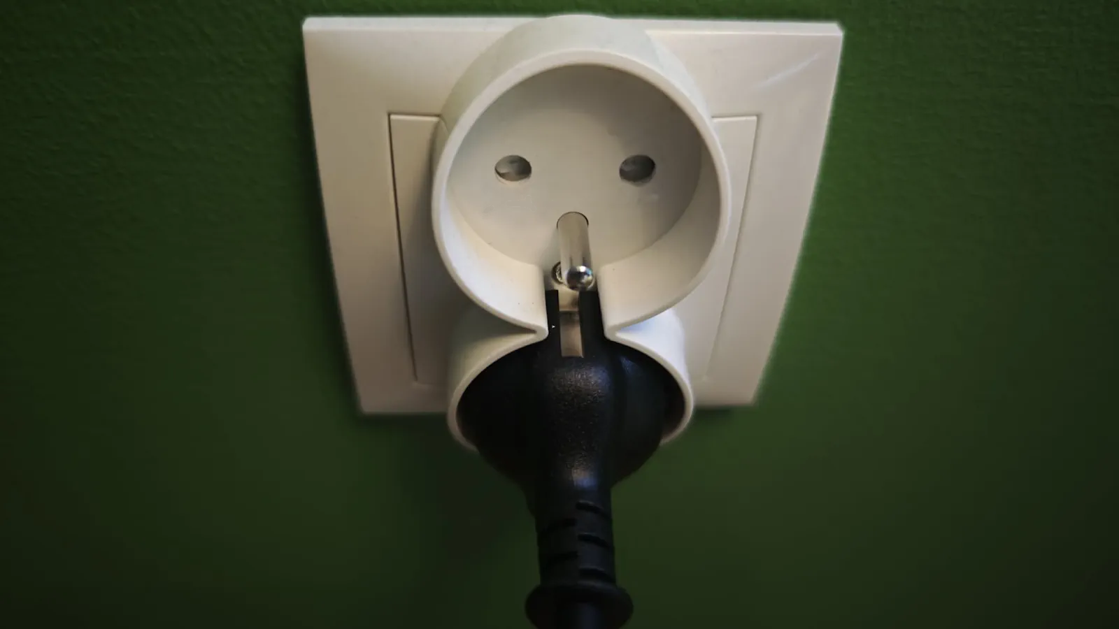 Gniazdka elektryczne z podłączonymi sprzętami. | Fot. Warszawa w Pigułce
