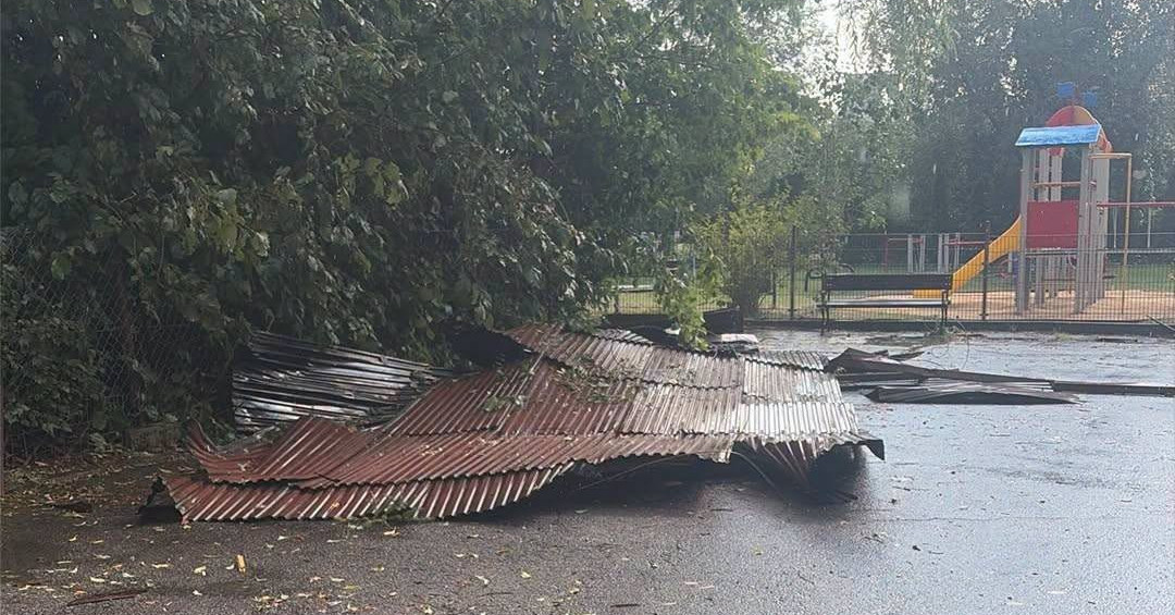 Dach szkoły w Lubniu zerwany podczas nawałnicy. Połamane drzewa uszkodziły samochody