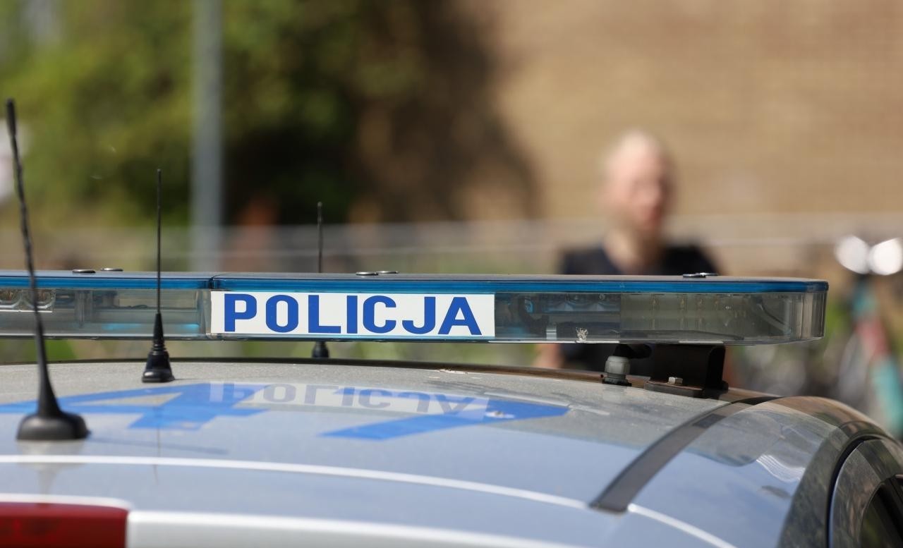 Dachowanie na DK75 w Nowej Wsi. Kobieta trafiła do szpitala, są utrudnienia w ruchu