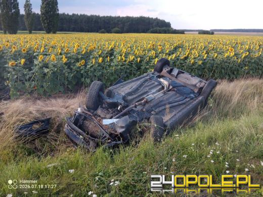 Dachowanie na DW 409. Dwie osoby podróżowały samochodem