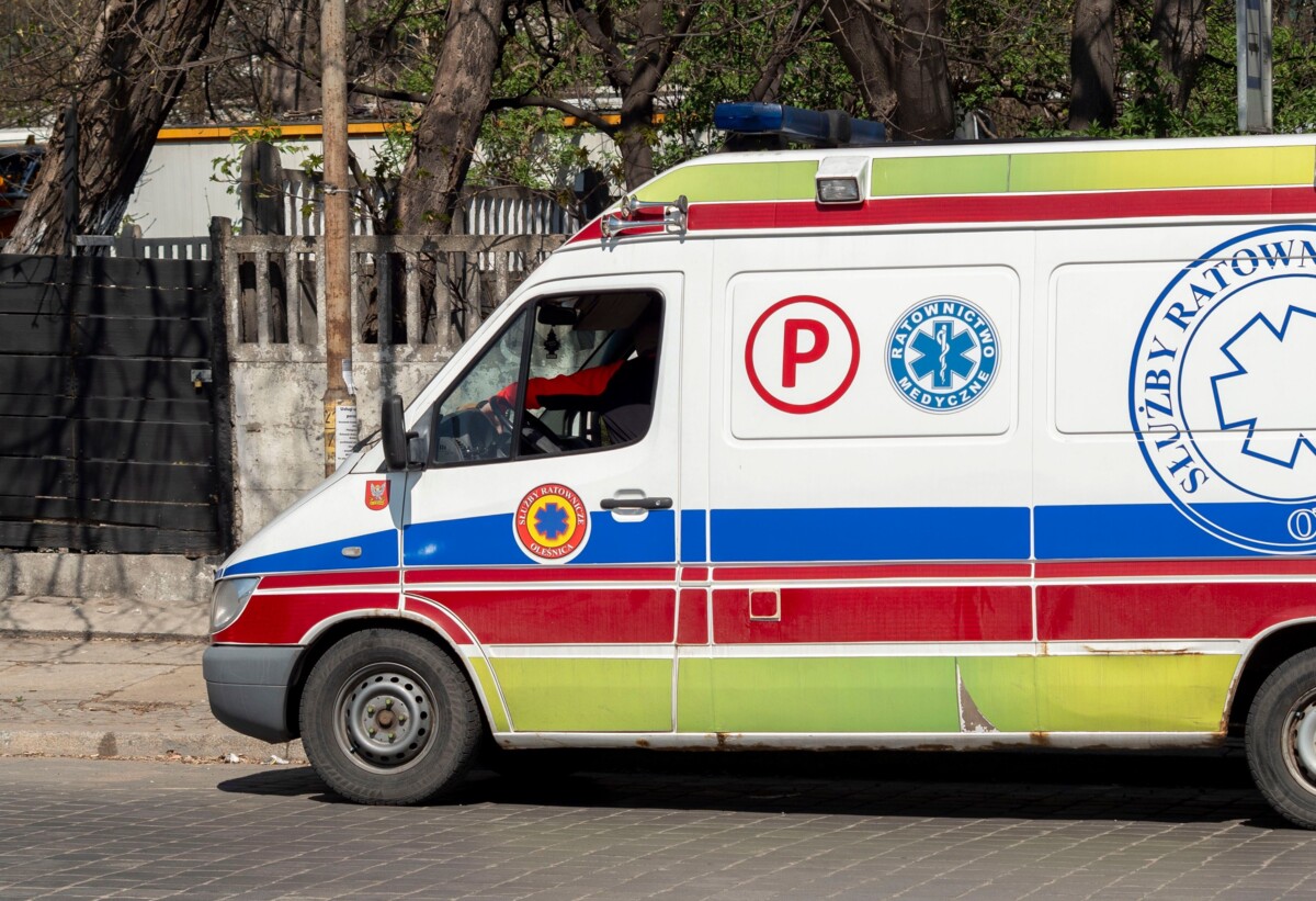 Dachowanie, trzy rozbite auta i ranni. Droga całkowicie zablokowanaDachowanie, trzy rozbite auta i ranni. Droga całkowicie zablokowana