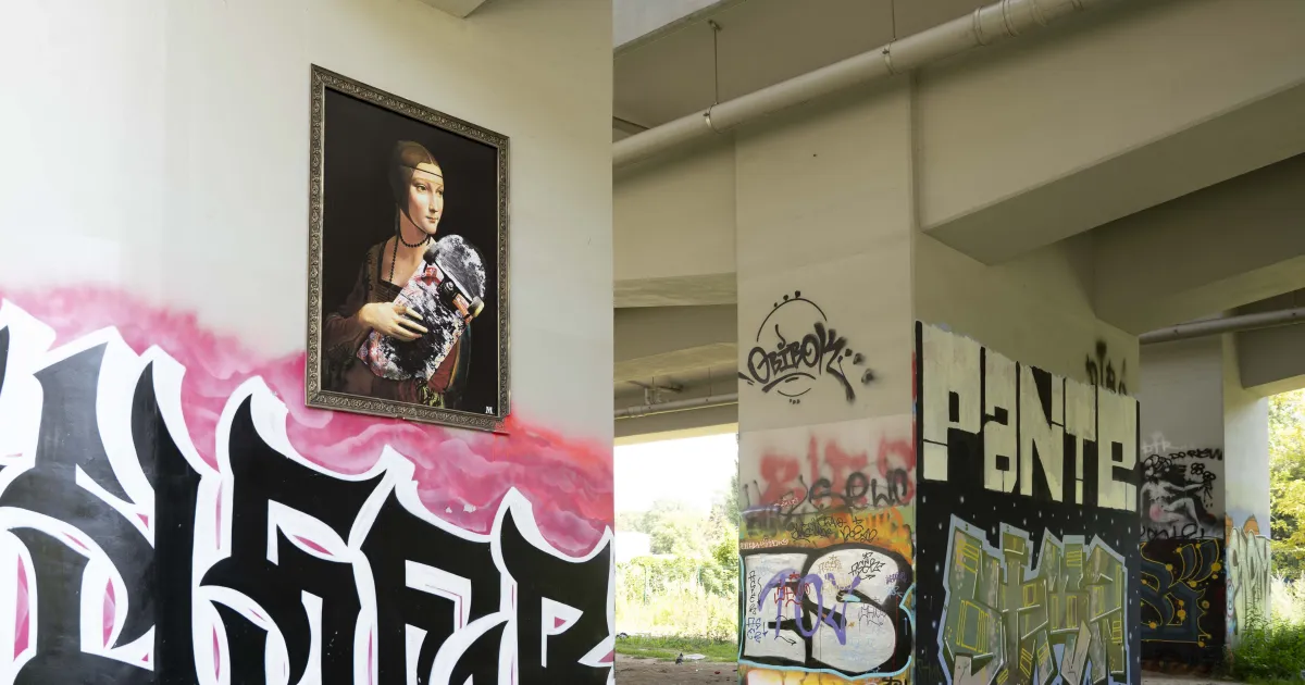Dama z deskorolką pośród graffiti. Pod estakadą powstała cała galeria