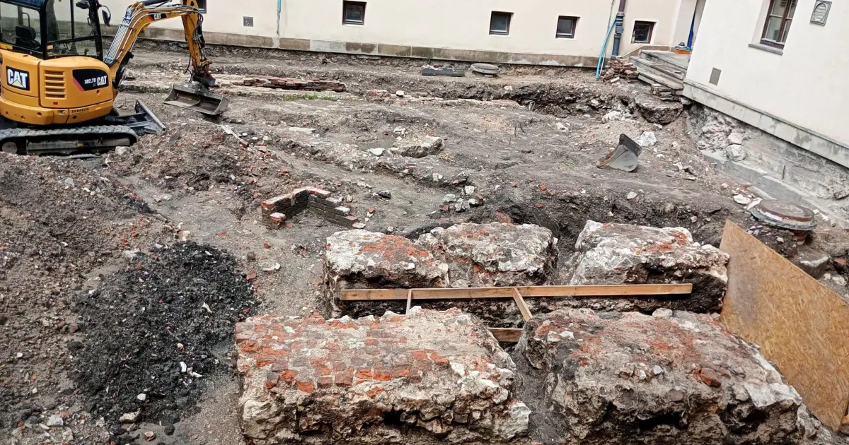 Dawny spacerniak skrywał tajemnicę. Odkryto mur sprzed 600 lat