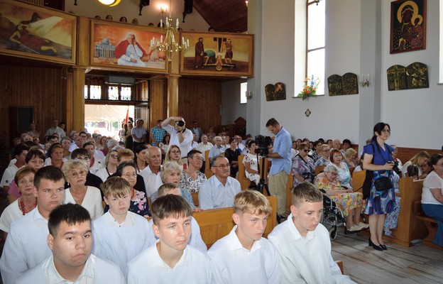 Wierni na uroczystości poświęcenia