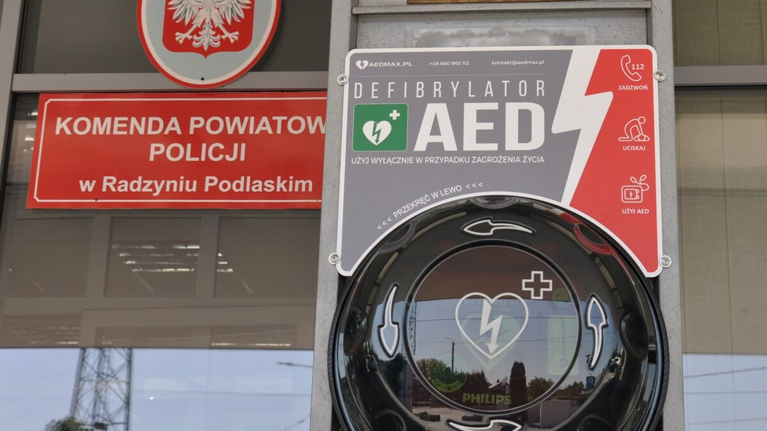 Defibrylator trafił do radzyńskiej komendy. Może uratować życie jeszcze przed przyjazdem pogotowia