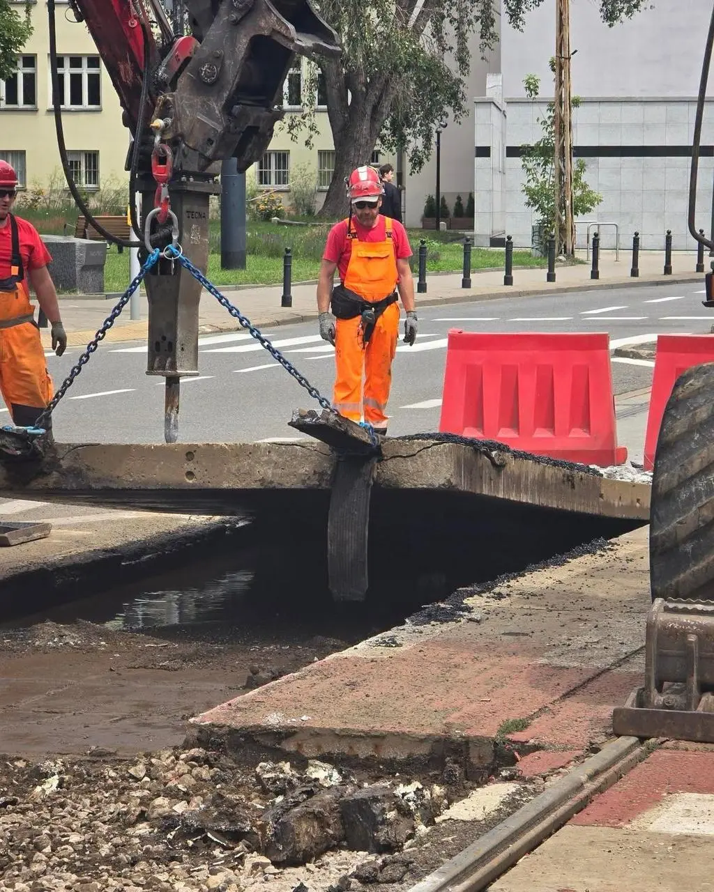 Uszkodzony fragment torowiska przy ulicy Stawki