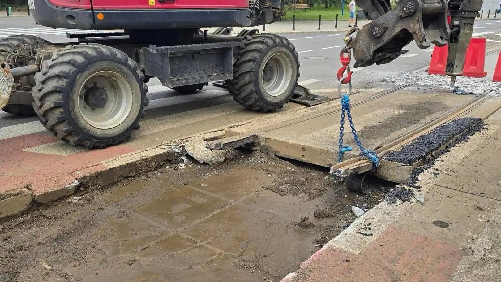 Deszcz podmył tory tramwajowe. Trzy linie na objazdach