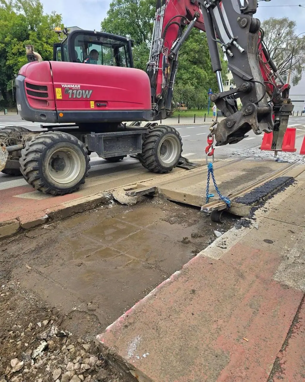 Uszkodzony fragment torowiska przy ulicy Stawki