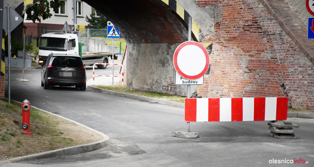 „Dlaczego nie możemy już jeździć po nowym asfalcie?”. Kierowcy tracą cierpliwość i ignorują zakazy na Wiejskiej