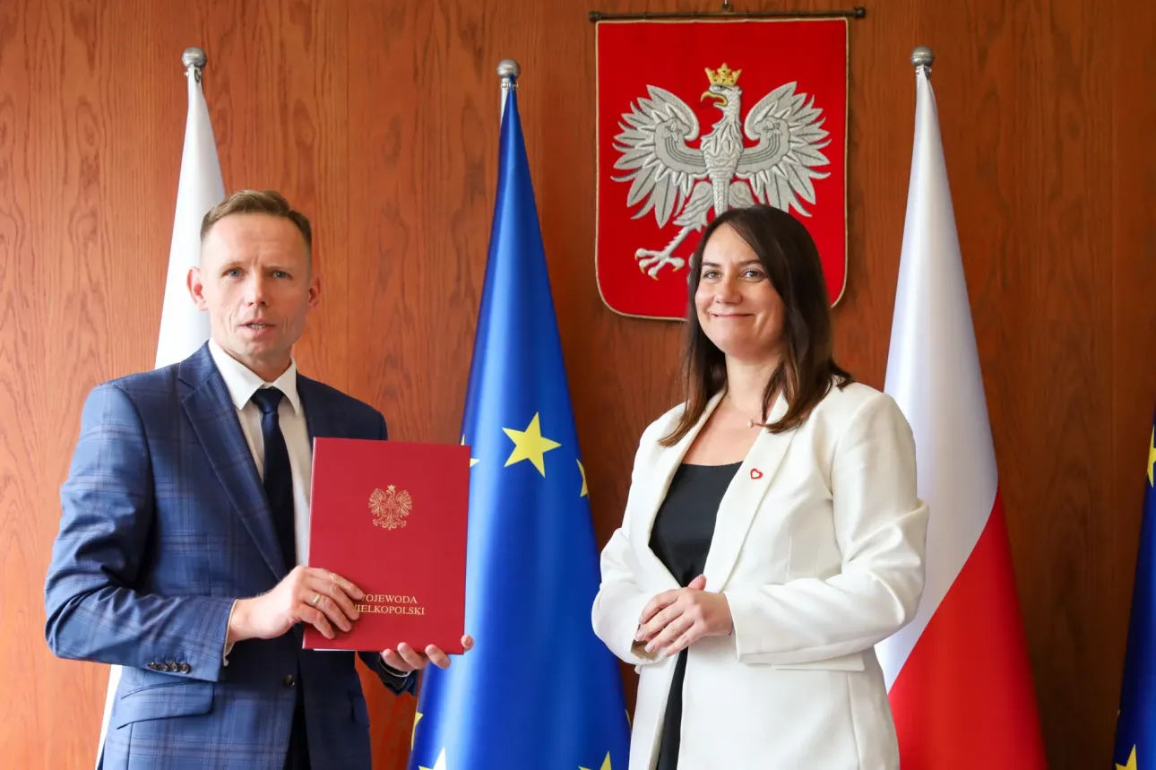 Burmistrz Dolska Tomasz Frąckowiak i I wicewojewoda wielkopolska Karolina Fabiś-Szulc podczas podpisania umowy na dofinansowanie zabezpieczenia osuwiska / fot.: Wielkopolski Urząd Wojewódzki w Poznaniu