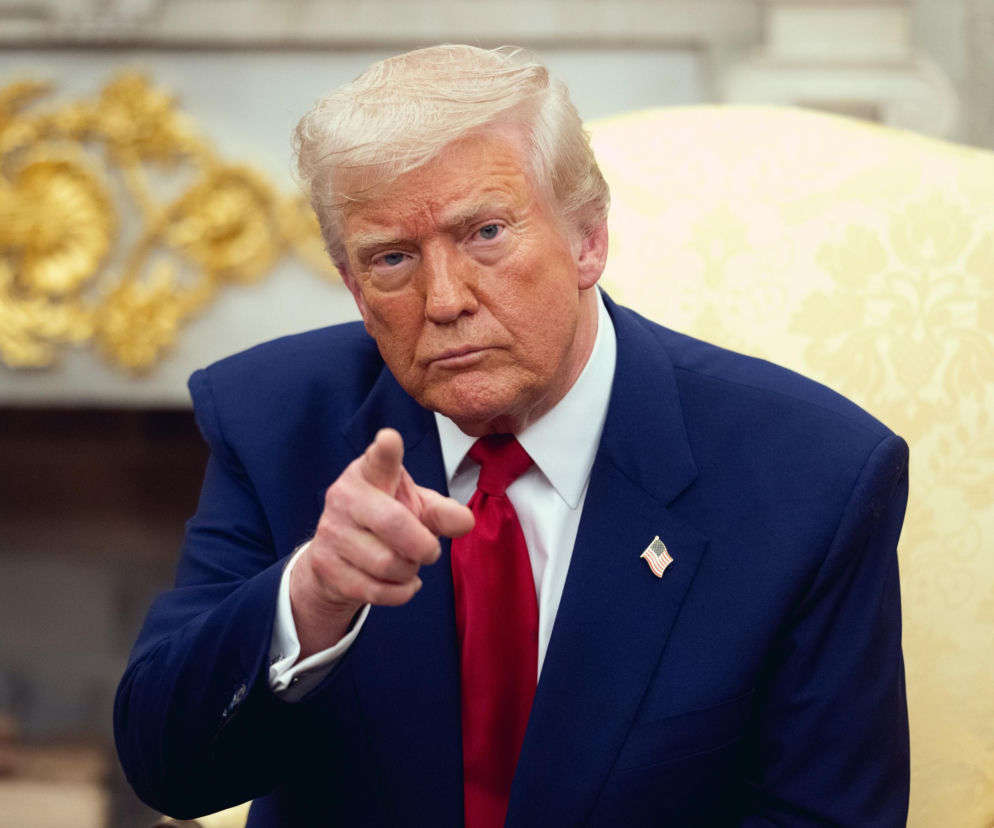 Donald Trump z groźną miną wskazuje palcem przed siebie. O ostrzeżeniu dla Iranu przeczytasz na Eska.