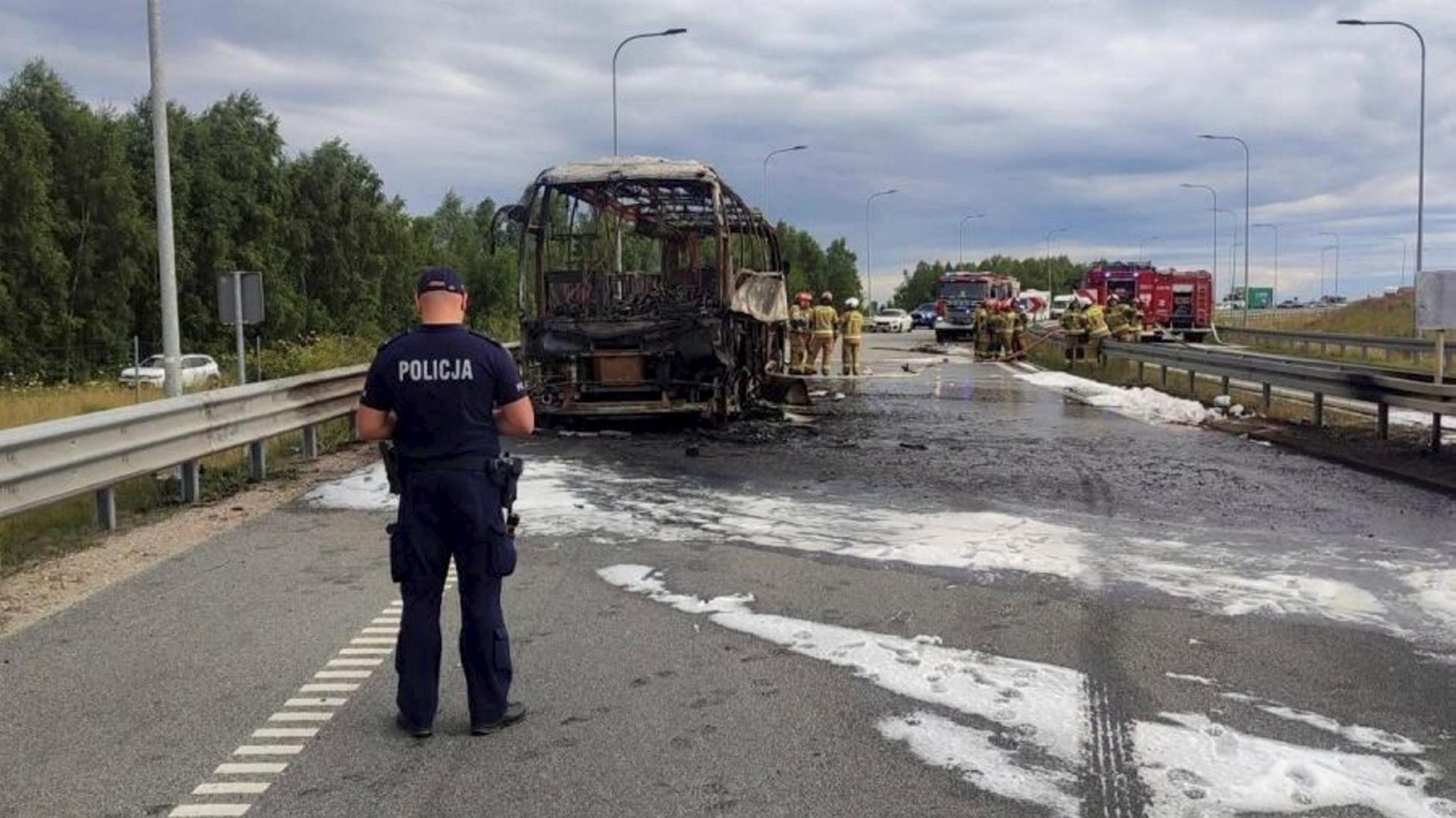 Doszczętnie spłonął autokar na autostradzie A1. Z pojazdu uciekło kilkadziesiąt osób
