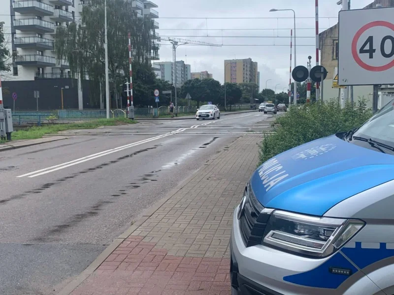 Dron nad torami przy ul. Malborskiej. Elbląska policja sprawdzała bezpieczeństwo na przejeździe kolejowym