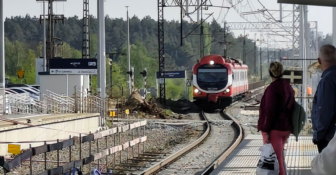 Drugi peron, drugi tor, druga nitka mostu. Kolej w Obornikach po inwestycji za…