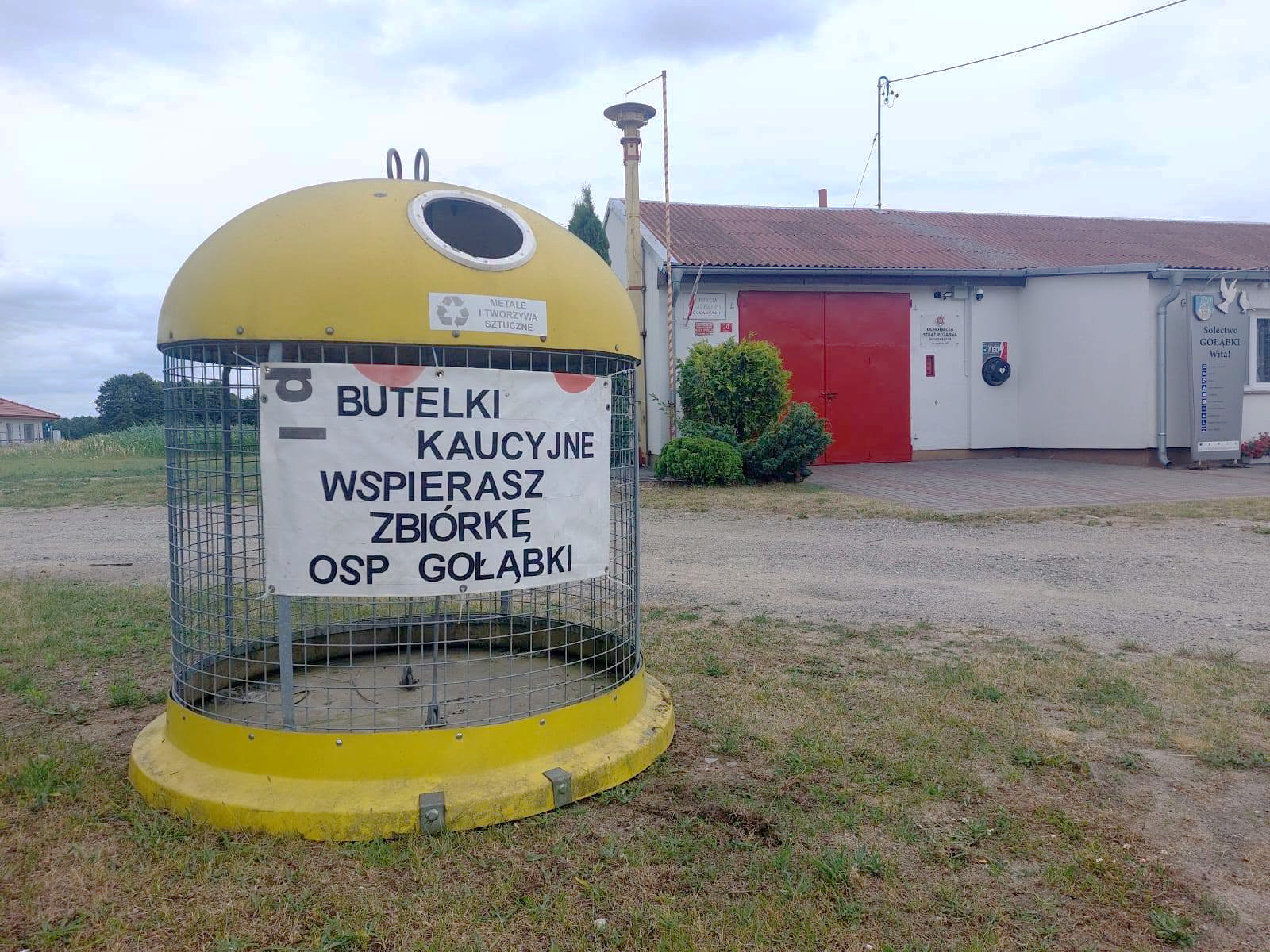Druhowie zbierają butelki kaucyjne, by „zarobić” na nowy wóz strażacki. Przed remizą stanął specjalny pojemnik