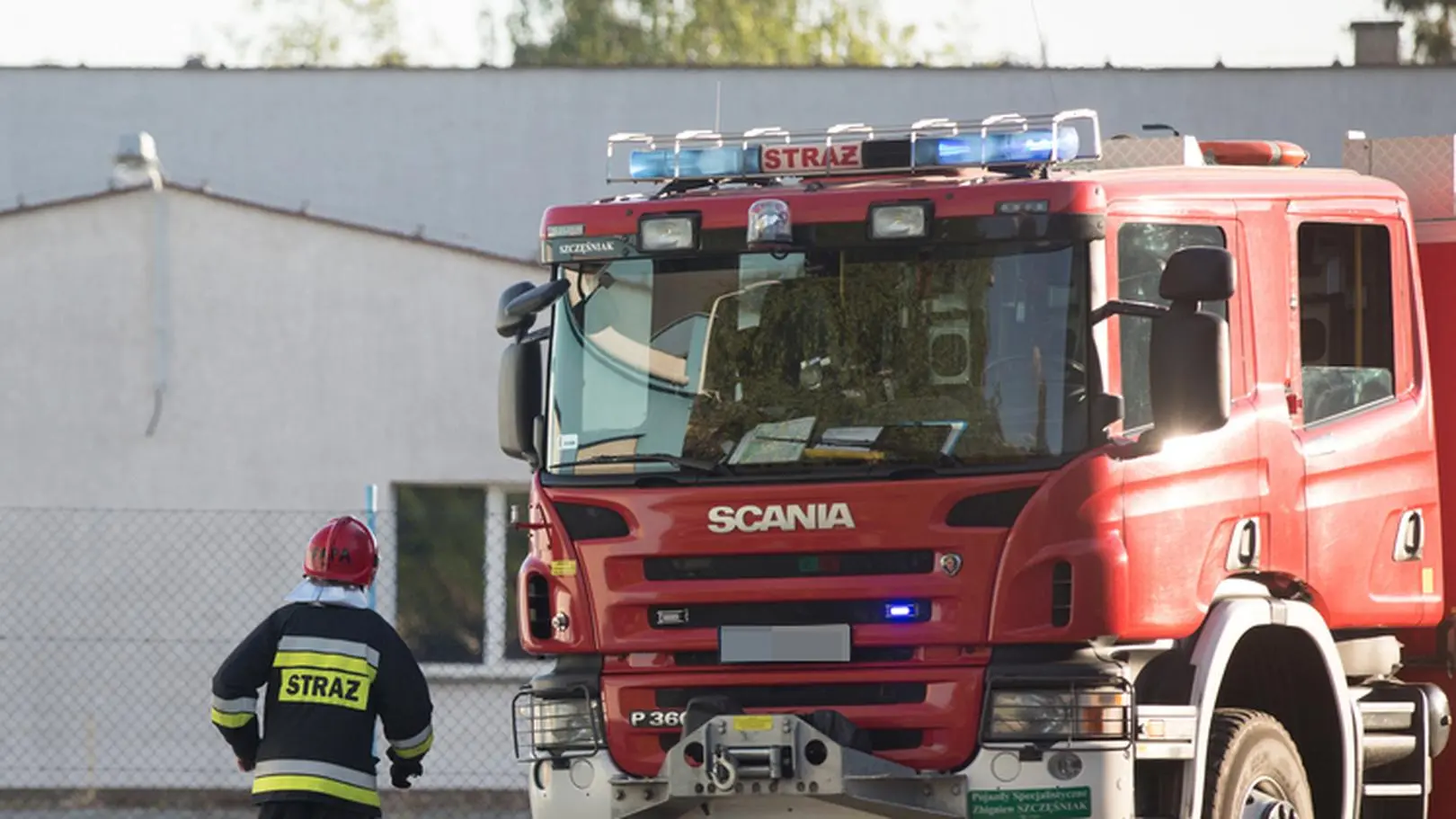 Duży pożar remontowanej szkoły, 15 zastępów w akcji