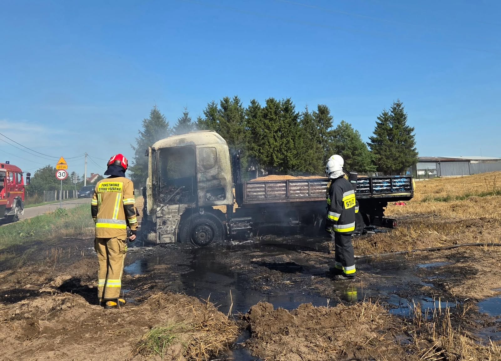 Dwa pożary w Jaskółowie w ciągu dwóch dni. Najpierw spłonęła ciężarówka, później ogień objął pole i bele słomy