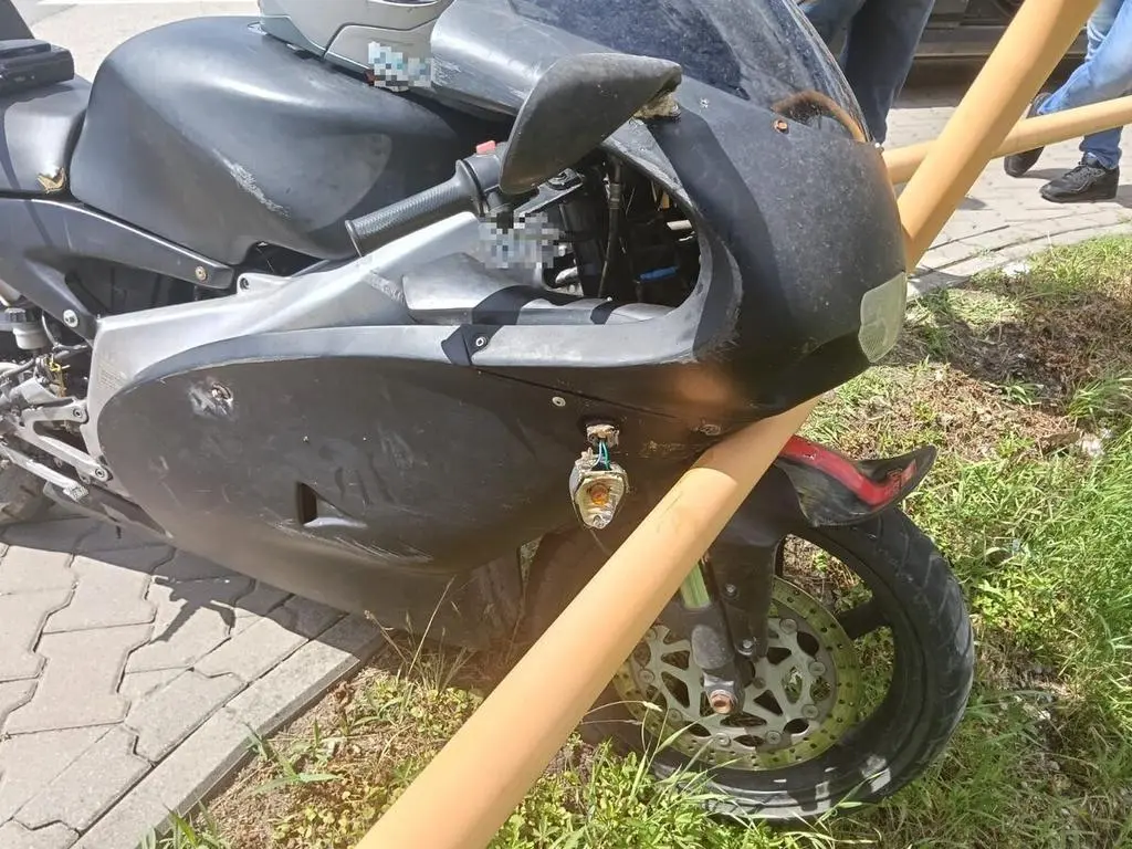 Pijany motocyklista wjechał w barierki