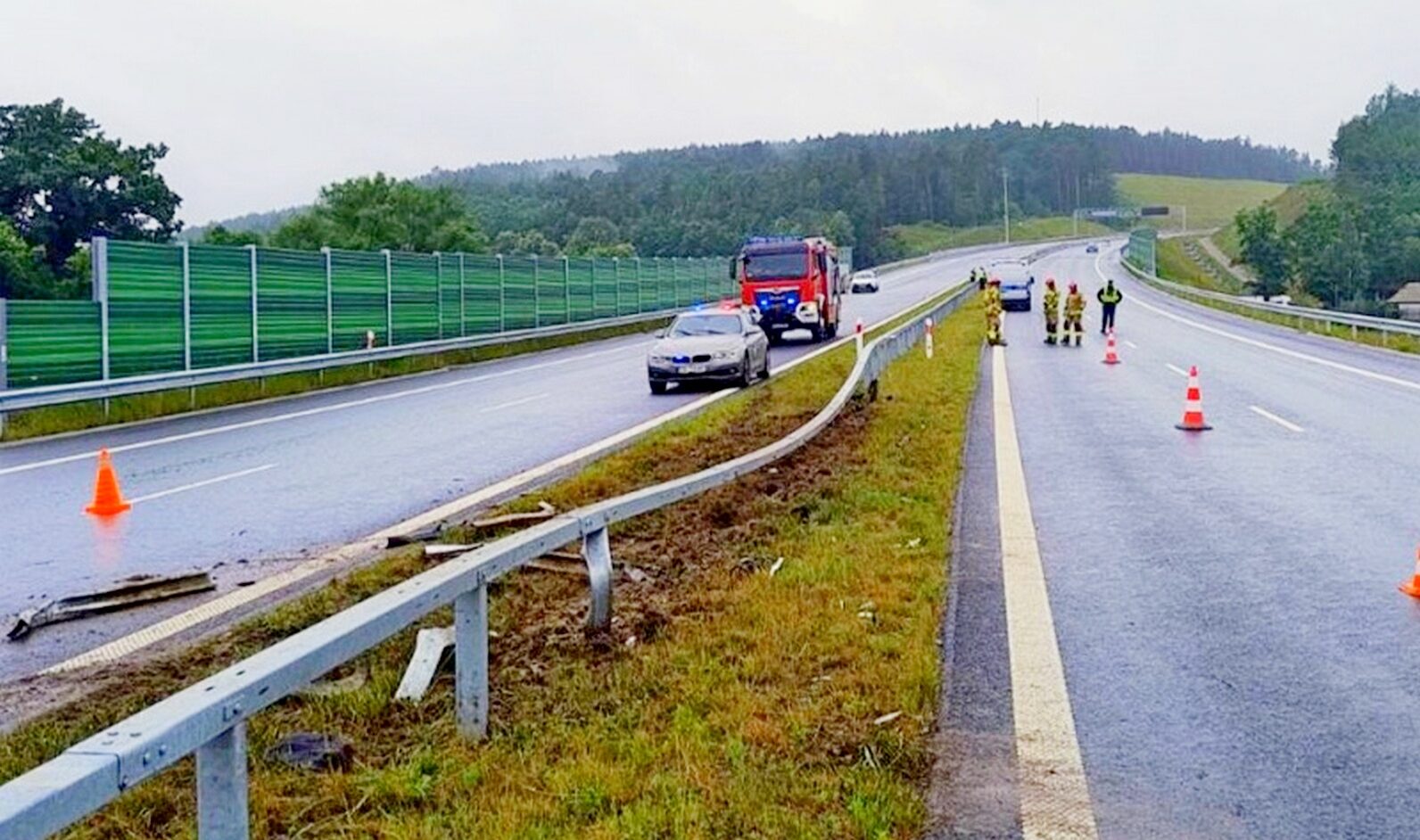 Dwie kolizje na S6 w powiecie lęborskim. Auta uderzyły w bariery ochronne