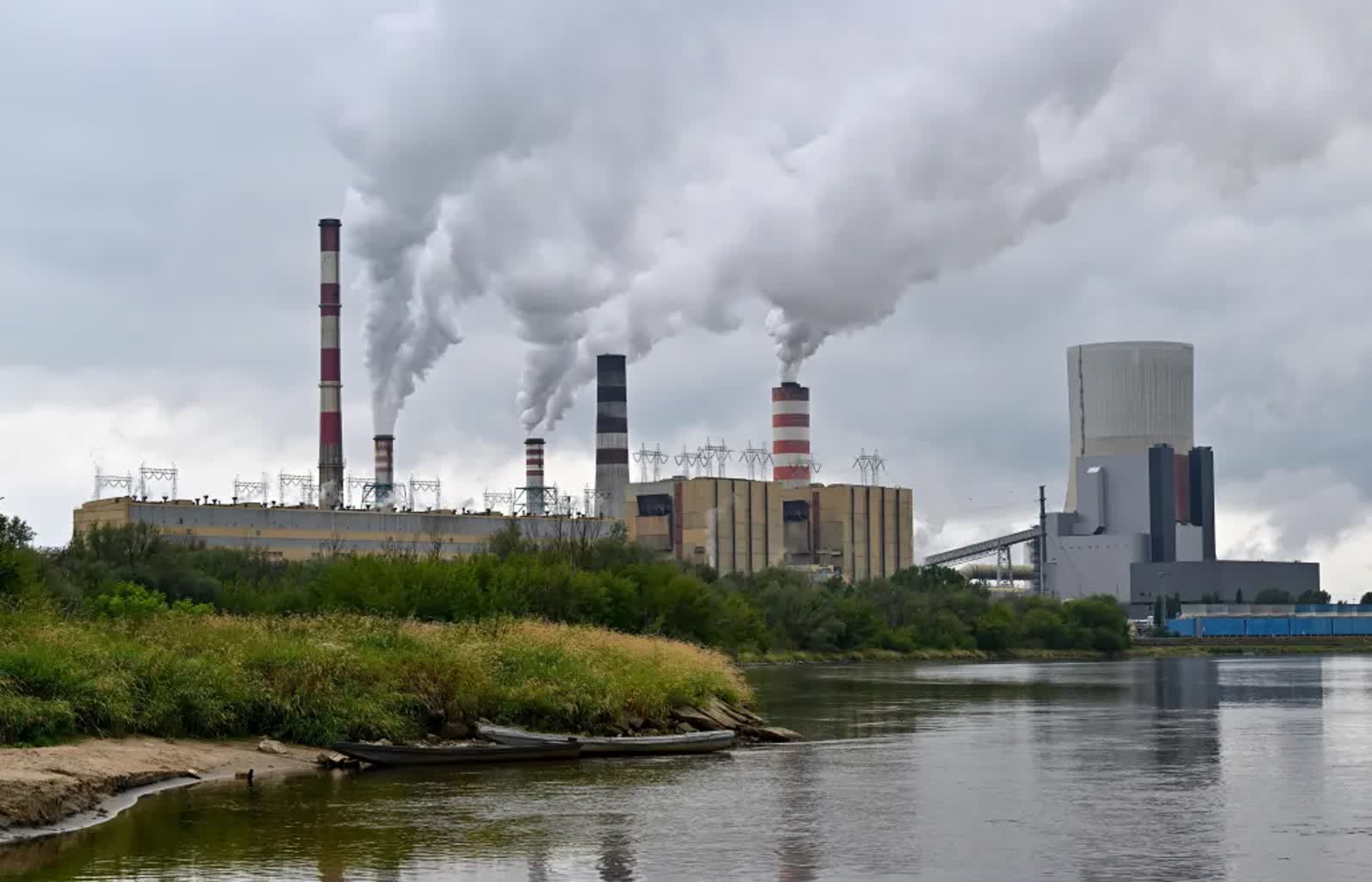 Dwie polskie elektrownie ograniczyły pracę. Powodem upały i niski stan Wisły