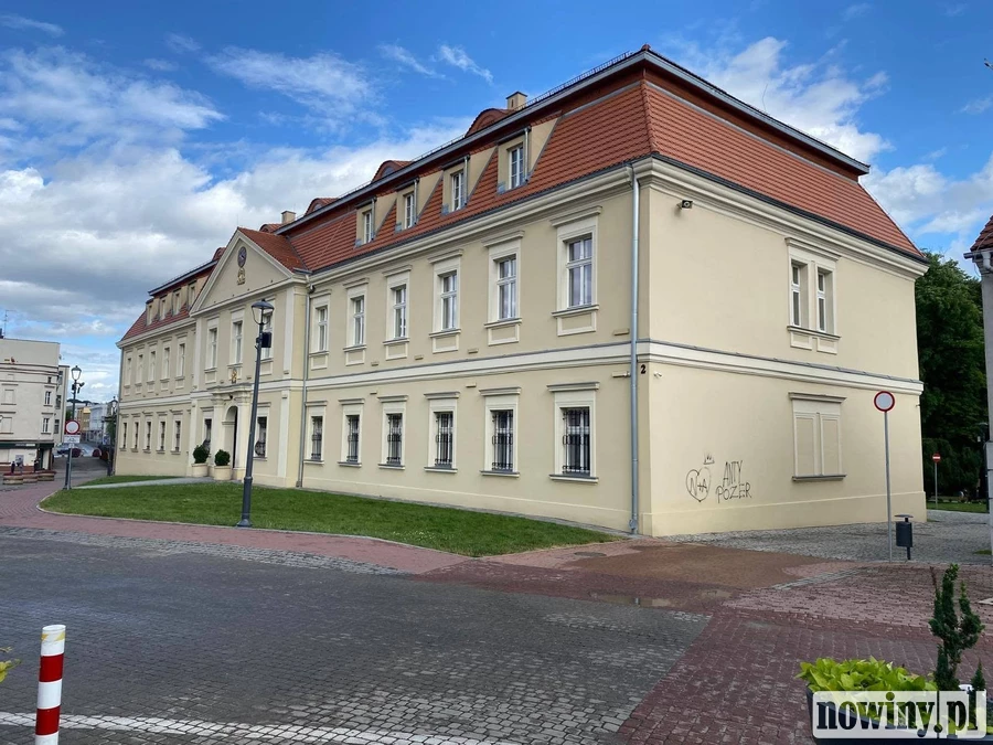 Dwoje młodych ludzi zniszczyło elewację Pałacu Dietrichsteinów? Wszystko nagrały kamery