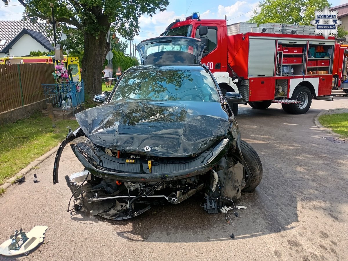 Tąpkowice, gmina Ożarowice. Wypadek na skrzyżowaniu ulic Stanisława Maczka i Mikołaja Kopernika. Zderzenie samochodów Peugeot i Mercedes-Benz. 13 lipca 2026